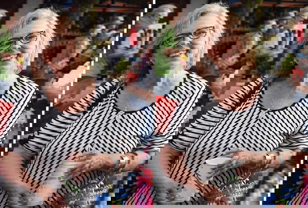 Il caso di Elizabeth May, la leader canadese dei verdi con il bicchiere di plastica