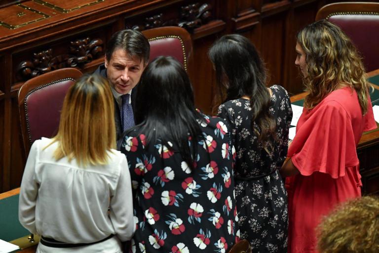 Di Maio vota sul filo del rasoio, la fiducia passa con 343 sì