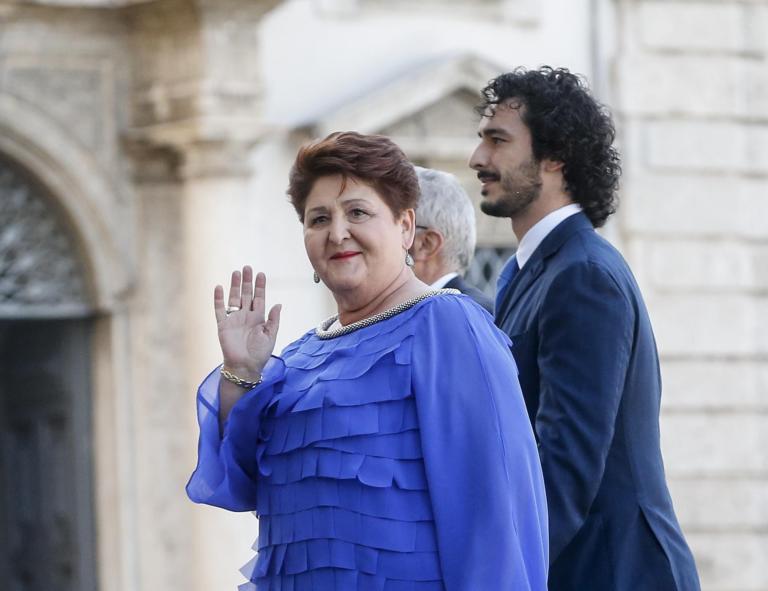 Lilli Gruber e la frase «è un gran bel figliolo» per il figlio di Teresa Bellanova | VIDEO