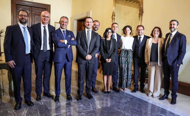 Lo shitstorm contro Di Maio che pubblica la foto dei nuovi ministri pronti a giurare article-post