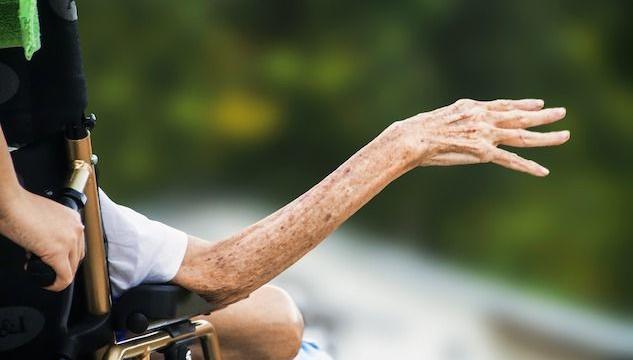 Francia, le sperimentazioni sui malati di Alzheimer definite "selvagge" dal ministro della salute