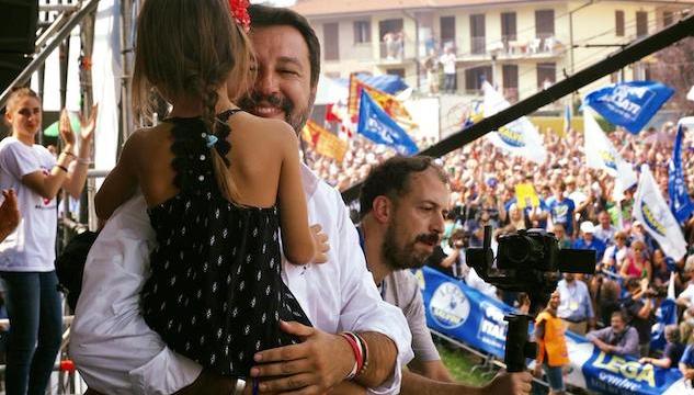 Greta, la bambina portata sul palco da Salvini, non era di Bibbiano