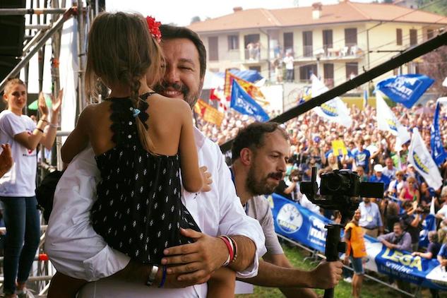 Greta, la bambina portata sul palco da Salvini, non era di Bibbiano