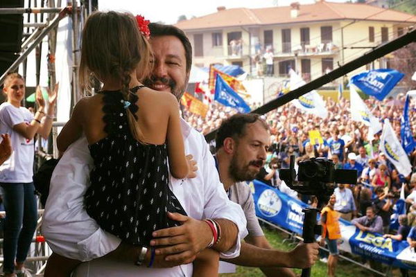 Greta, la bambina portata sul palco da Salvini, non era di Bibbiano