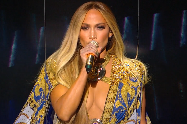 Jennifer Lopez: Versace 20 anni dopo, sfilata ancor più mozzafiato