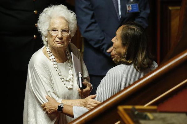 Il durissimo attacco di Liliana Segre contro l’utilizzo dei simboli religiosi in politica: «Pericoloso revival del nazismo»