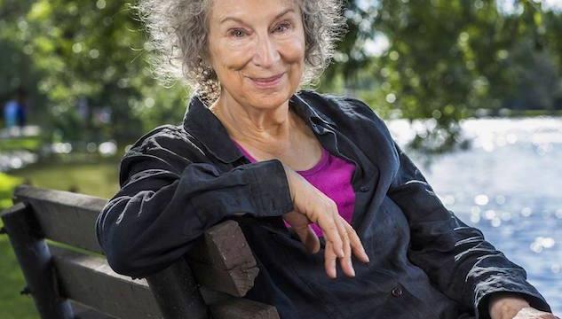 Margaret Atwood: «Stiamo lasciando che siano gli uomini a decidere del corpo delle donne»