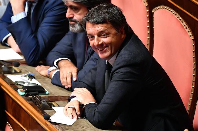 Renzi saluta Salvini a pugno chiuso e getta un’ombra sul Governo