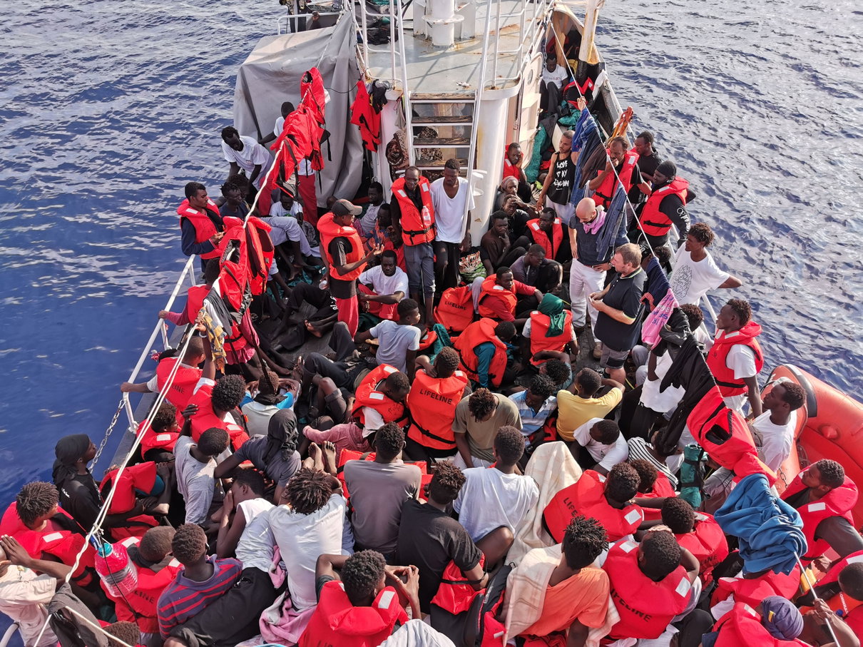 In rotta verso Pozzallo: la Eleonore forza il blocco italiano article-post
