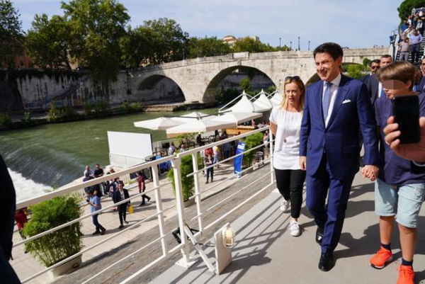 Giuseppe Conte ad Atreju con il figlio: «Sono un papà e oggi è il mio turno»