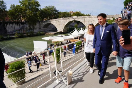 Giuseppe Conte ad Atreju con il figlio: «Sono un papà e oggi è il mio turno» article-post