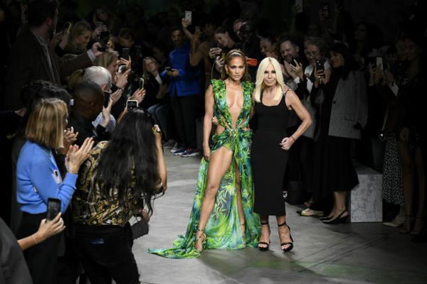 Ecco cosa ha a che fare questo abito di Jennifer Lopez con Google Image