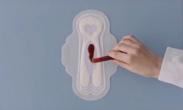 La rivoluzione di Nuvenia che mostra il sangue mestruale rosso e non blu