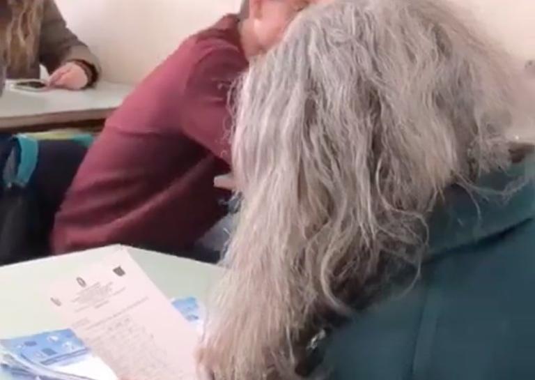 La classe che deride la professoressa di Salerno mentre fa l’appello | VIDEO