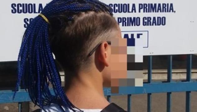 ragazzo dalle treccine blu