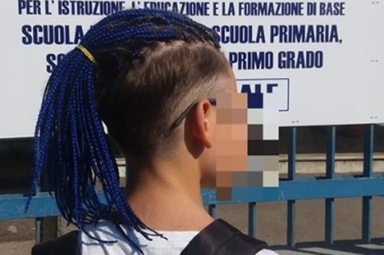 Il ragazzo rinuncia alle treccine blu per tornare a scuola, la nonna: «È stato più maturo di noi»