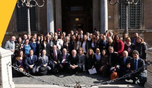 «Il Movimento 5 Stelle è unito e compatto», ma una sua senatrice passa con Renzi