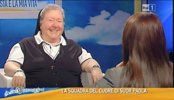 La laziale Suor Paola: «Pronta a tifare giallo-rosso in politica»