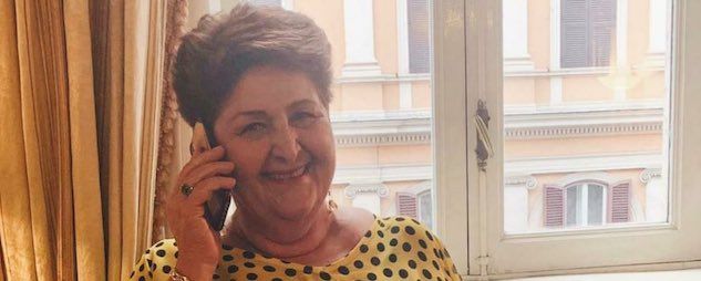 Teresa Bellanova sfoggia un altro outfit, con l’hashtag più giusto che mai