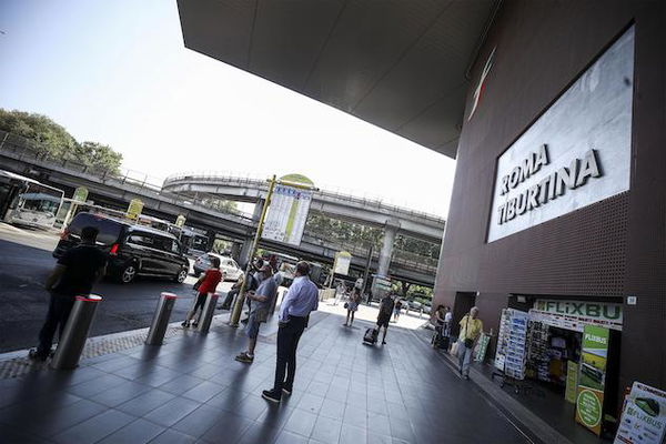Terrore alla stazione Tiburtina: uomo si spara dopo aver accoltellato una guardia