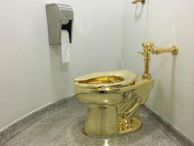 Rubato nel Regno Unito il water ricoperto di realizzato da Maurizio Cattelan