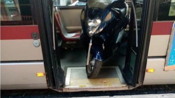Roma, autista dell’Atac carica lo scooter sul bus e lascia a terra i passeggeri