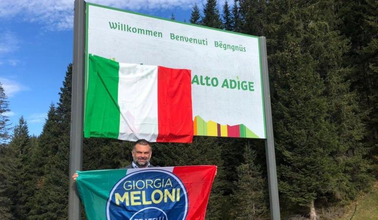 Fratelli d’Italia oscura con il tricolore la scritta Südtirol