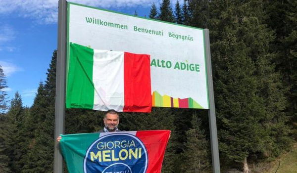 Fratelli d’Italia oscura con il tricolore la scritta Südtirol