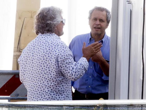 Beppe Grillo fa gli auguri al Movimento 5 Stelle: «Sono così entusiasta che abbraccerei persino Mentana»