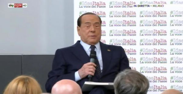 Fanno una domanda su Greta a Berlusconi, lui risponde con la barzelletta delle svedesi e del viagra