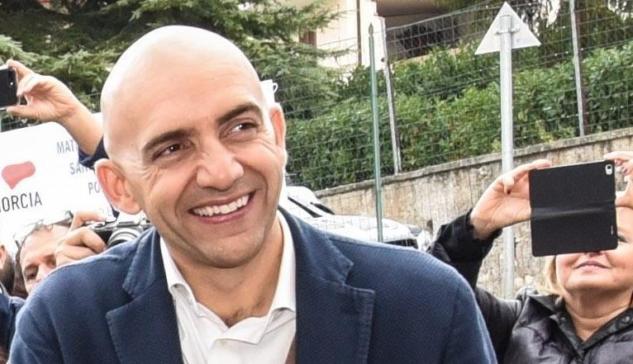 L’accusa al candidato M5S-PD in Umbria: «Ha ricevuto i fondi della ricostruzione prima di tutti»