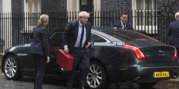 Boris Johnson strappa ancora sulla Brexit e indica una data alla Ue