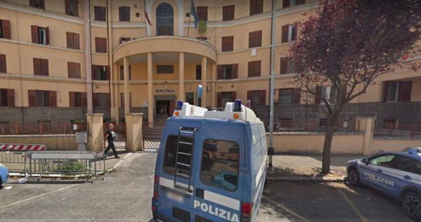 Evade dai domiciliari e va dalla polizia: non ne poteva più di vivere con la moglie