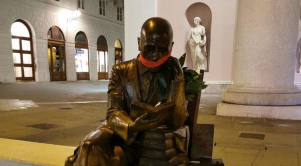 CasaPound protesta con un bavaglio rosso sulla bocca delle statue