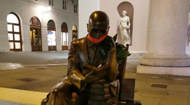 CasaPound protesta con un bavaglio rosso sulla bocca delle statue article-post