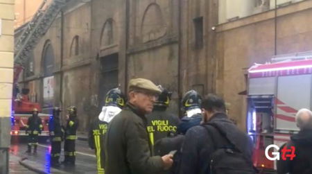 Alba di fuoco a Torino, in fiamme la Cavallerizza reale a due passi dalla Sindone | VIDEO article-post