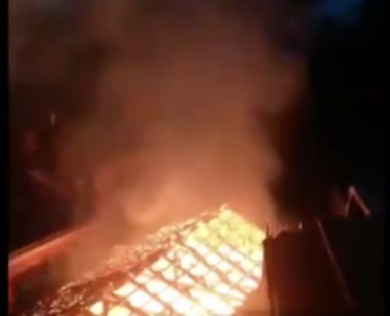 Alba di fuoco a Torino, in fiamme la Cavallerizza reale a due passi dalla Sindone | VIDEO