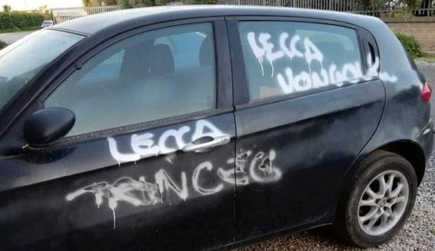 Civitavecchia, vandalizzata con scritte omofobe l’auto di una coppia lesbica