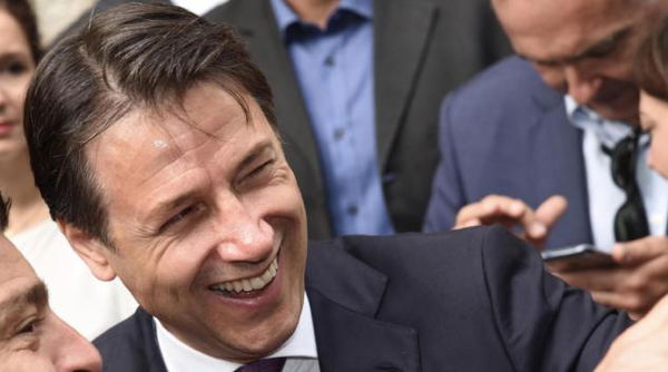 Conte sta sereno e cita Modugno: «Ho il sole, il cielo e il mare»