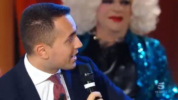 Luigi Di Maio canta (anzi, stona) ‘Napule è’ al Maurizio Costanzo Show | VIDEO