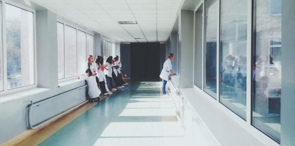 Viene truffato con un falso diploma socio-sanitario: giovane si toglie la vita