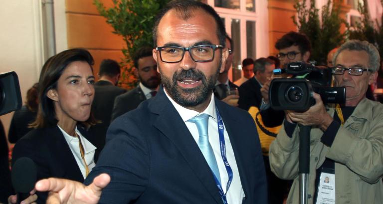 Il ministro Fioramonti dice che la rimozione dei crocifissi «non è mai stata all’ordine del giorno»