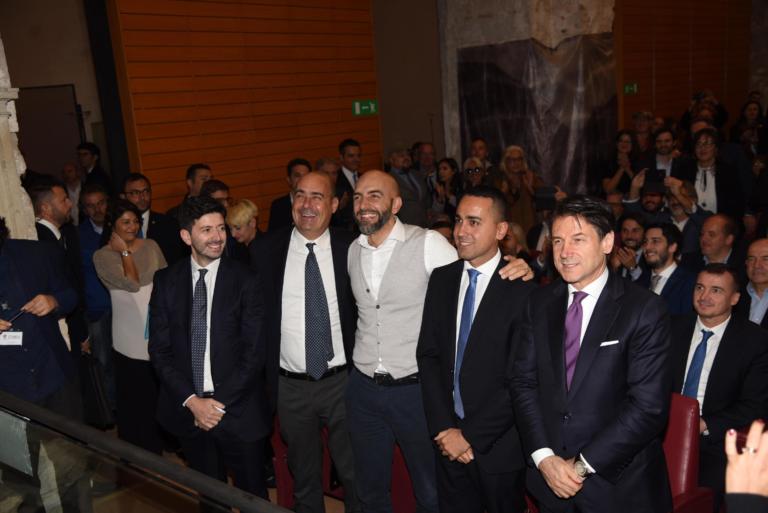 Le polemiche di cattivo gusto sulla foto di Narni: «Si toccano o non si toccano?»