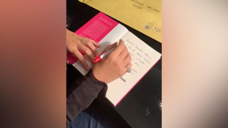 C’è un regalo in arrivo per Matteo Salvini: è il libro su Laura Boldrini | VIDEO