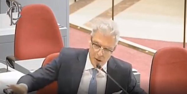 In Commissione Cultura Mollicone (FdI) parla dell’Uomo di Vitruvio e Sgarbi lo insulta: «Capra, sei un fascistello» | VIDEO
