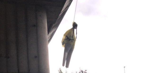 Roma, un manichino di Greta Thunberg ritrovato appeso a un ponte