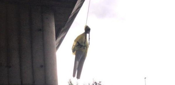 Roma, un manichino di Greta Thunberg ritrovato appeso a un ponte