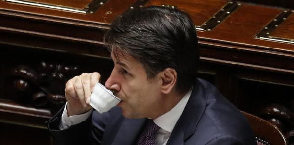 Ctrl C(onte) + Ctrl V: il presidente del Consiglio parla di «manovra coraggiosa». Come fece l’anno scorso