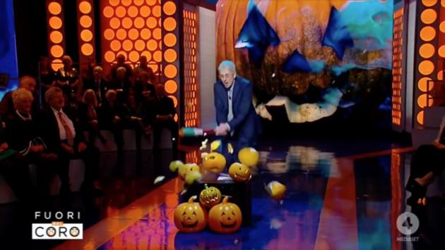 Halloween, Mario Giordano da horror: distrugge zucche con una mazza tricolore | VIDEO article-post