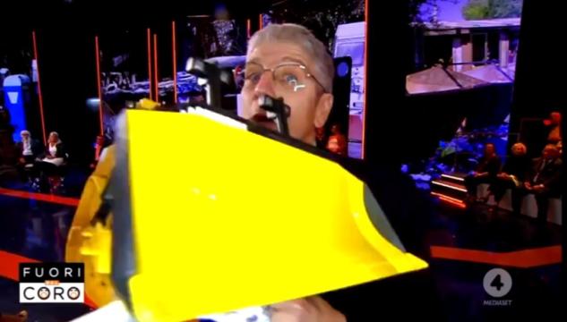 Mario Giordano rilancia il tormentone della «ruspa» contro i rom | VIDEO article-post